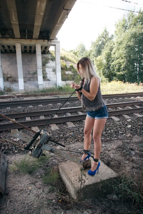 Linda Z: Tall Blonde in High Heels and Shorts Spreads Outdoors – photo 1 of 21