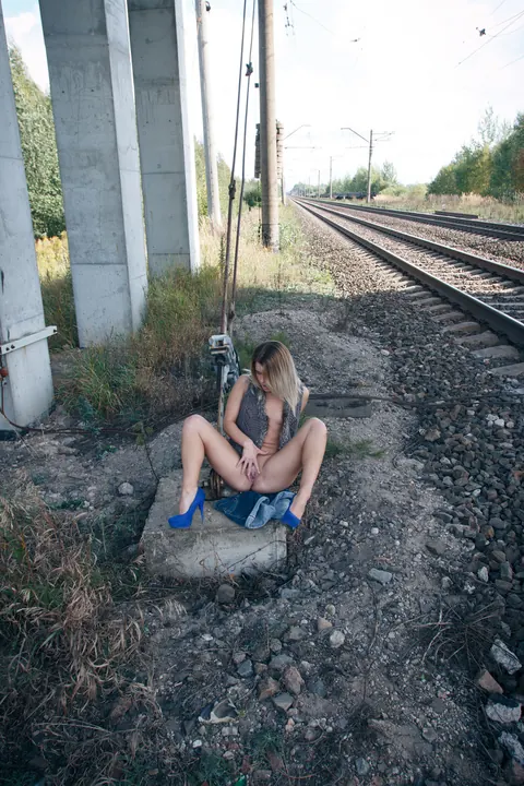Linda Z: Tall Blonde in High Heels and Shorts Spreads Outdoors – photo 15 of 21