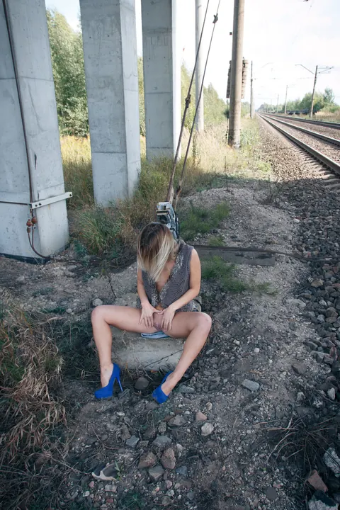 Linda Z: Tall Blonde in High Heels and Shorts Spreads Outdoors – photo 14 of 21