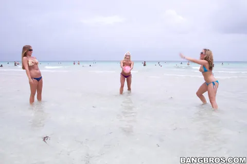 Jennifer Annah Fox: Busty Blonde and Brunette Lesbians Lick and Finger on the Beach – photo 4 of 21