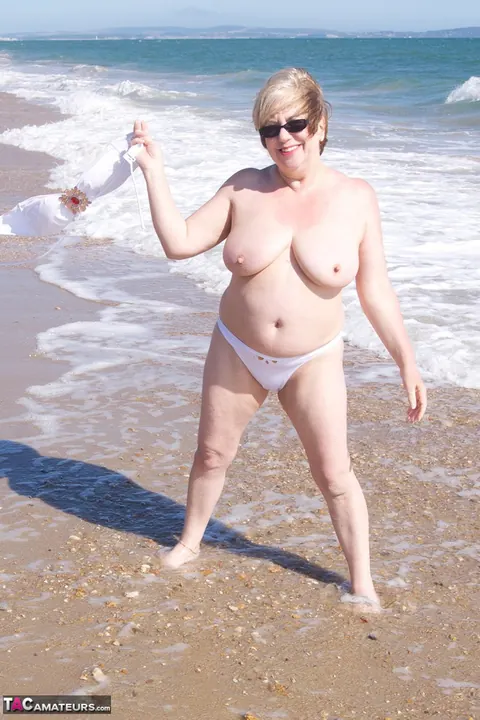 Tattooed British MILF Strips Out of Her Bikini on the Beach in Glasses – photo 11 of 20