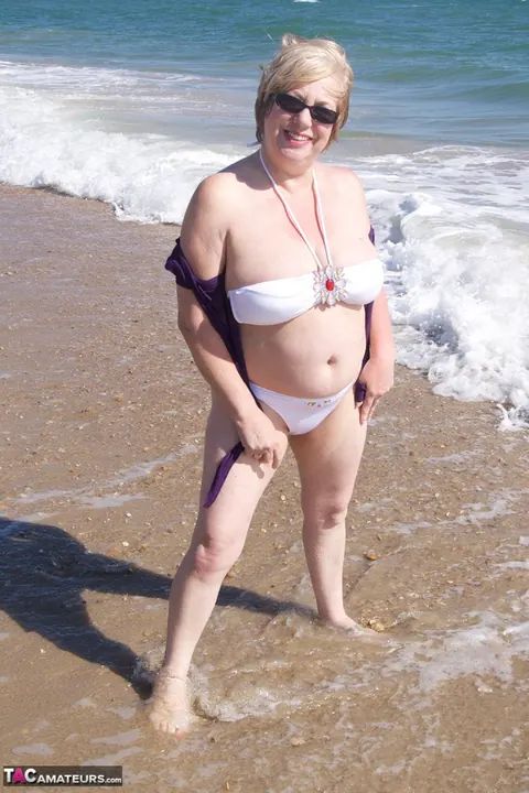 Tattooed British MILF Strips Out of Her Bikini on the Beach in Glasses – photo 3 of 20