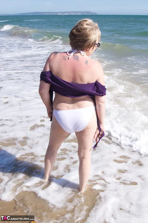 Tattooed British MILF Strips Out of Her Bikini on the Beach in Glasses – photo 4 of 20