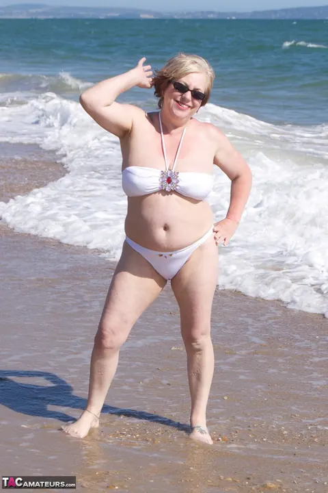 Tattooed British MILF Strips Out of Her Bikini on the Beach in Glasses – photo 5 of 20