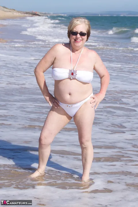 Tattooed British MILF Strips Out of Her Bikini on the Beach in Glasses – photo 6 of 20