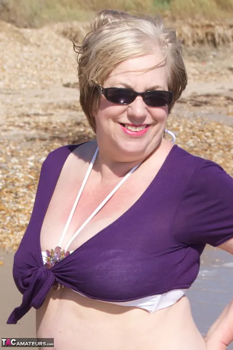 Tattooed British MILF Strips Out of Her Bikini on the Beach in Glasses – photo 15 of 20