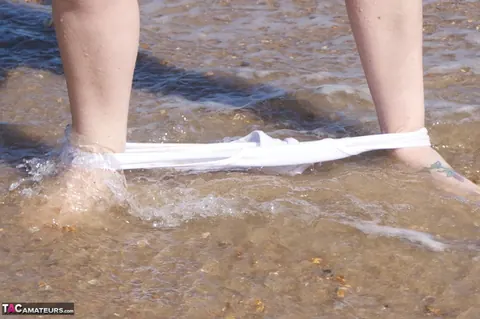 Tattooed British MILF Strips Out of Her Bikini on the Beach in Glasses – photo 17 of 20
