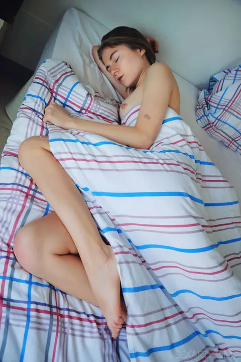 Anna Melody: Brunette Fingers Her Shaved Pussy on the Bed – photo 12 of 12