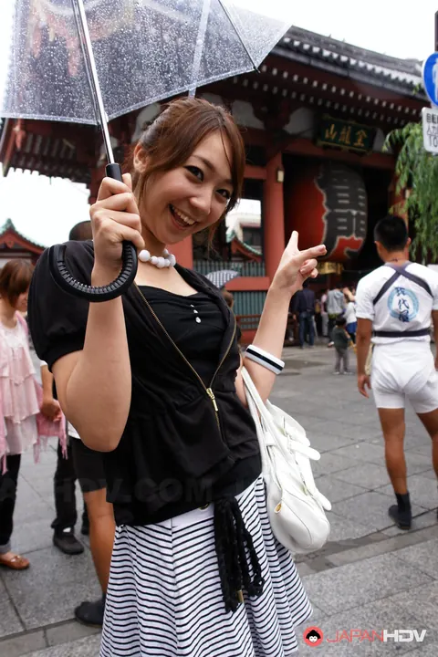 Ryo Akanishi: Japanese Redhead MILF Shows Cleavage and Legs Outdoors – photo 1 of 15