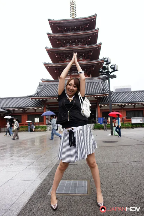 Ryo Akanishi: Japanese Redhead MILF Shows Cleavage and Legs Outdoors – photo 6 of 15