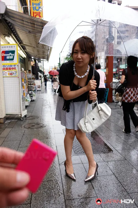 Ryo Akanishi: Japanese Redhead MILF Shows Cleavage and Legs Outdoors – photo 14 of 15