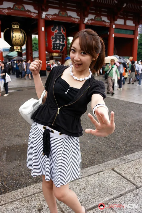 Ryo Akanishi: Japanese Redhead MILF Shows Cleavage and Legs Outdoors – photo 8 of 15