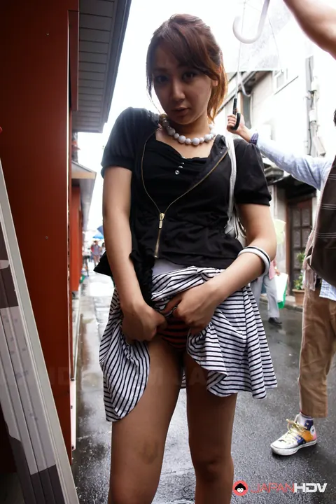 Ryo Akanishi: Japanese Redhead MILF Shows Cleavage and Legs Outdoors – photo 11 of 15