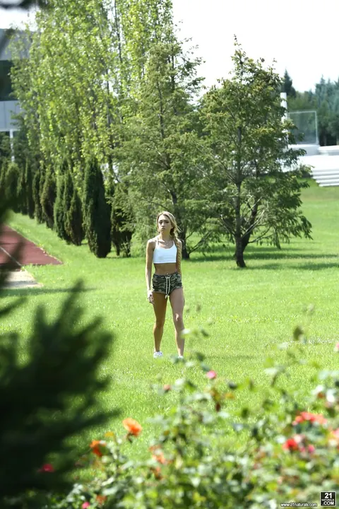 Empera: Tattooed Skinny Blonde in Shorts Takes Interracial Anal Outdoors – photo 3 of 20