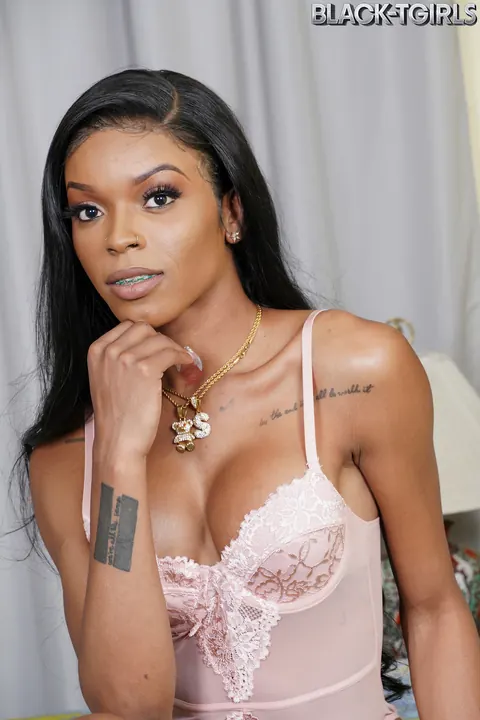 Ebony Trans Woman Poses in Lingerie and Spreads Her Legs – photo 1 of 16