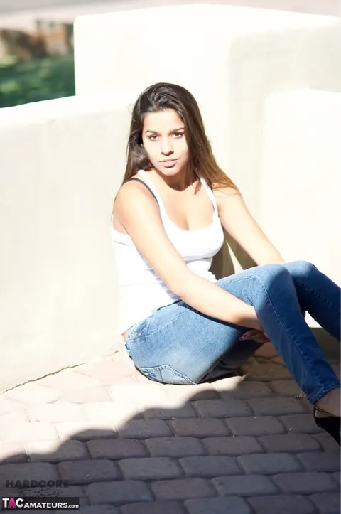 PAWG in High Heels Strips Out of Her Jeans Outdoors – photo 11 of 16