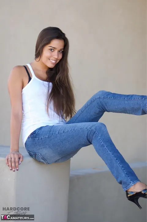 PAWG in High Heels Strips Out of Her Jeans Outdoors – photo 1 of 16
