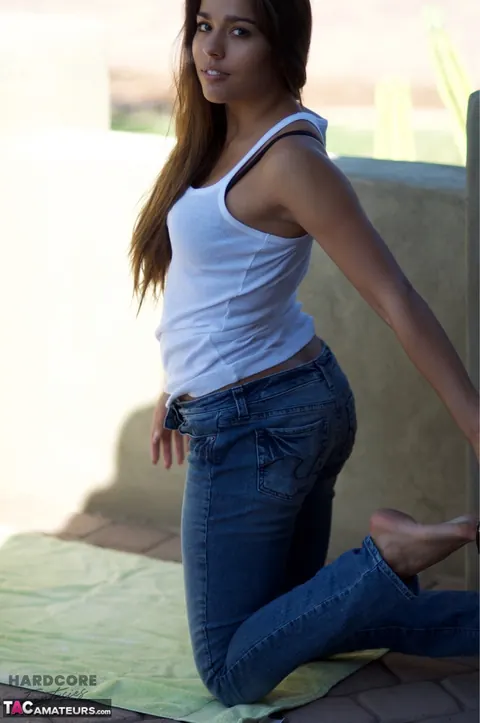 PAWG in High Heels Strips Out of Her Jeans Outdoors – photo 12 of 16