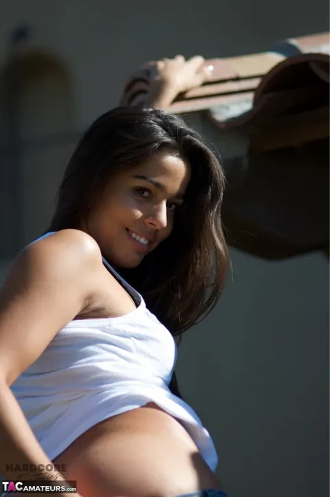 PAWG in High Heels Strips Out of Her Jeans Outdoors – photo 7 of 16
