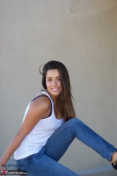 PAWG in High Heels Strips Out of Her Jeans Outdoors – photo 3 of 16
