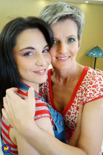 Short-Haired Mature Amateurs Lick and Finger Each Other