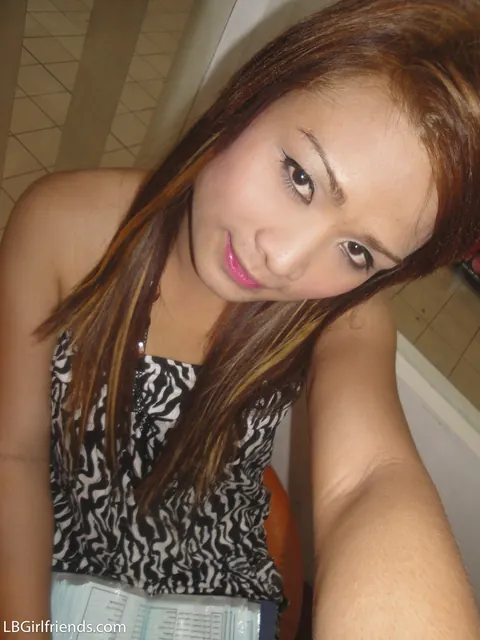 Thai Trans Woman Undresses and Poses Nude for the Camera – photo 14 of 17