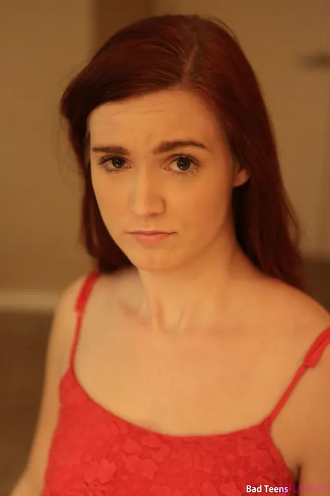 Pyper Prentice: Busty Redhead Spreads and Gets Fucked in the Bedroom – photo 3 of 18