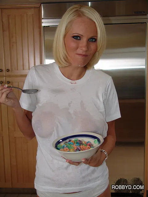 Hanna Hilton: Tall Blonde with Big Natural Tits Flaunts Her Wet Body – photo 9 of 16