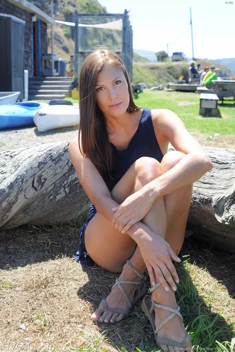 Tall Brunette Bares All and Spreads Wide in Public – photo 20 of 20