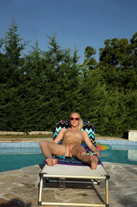 Angie Koks & Cayenne Klein: Slim Russian Blonde Fists Her Pussy Poolside – photo 16 of 21