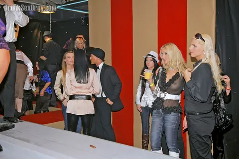 Dunia Montenegro: Blonde in Jeans Deepthroats While Others Fuck in the Bathroom – photo 4 of 16