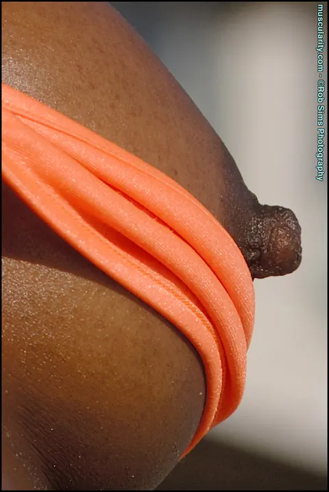 Victoria Dominguez: Ebony Bodybuilder Reveals Her Tits in a Bikini Outdoors – photo 12 of 15