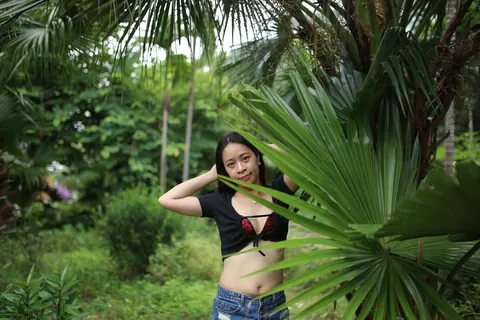 Woman Strips Naked and Poses Front and Back Fully Nude – photo 20 of 21