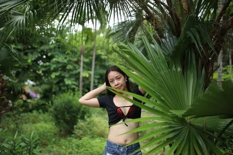 Woman Strips Naked and Poses Front and Back Fully Nude – photo 19 of 21