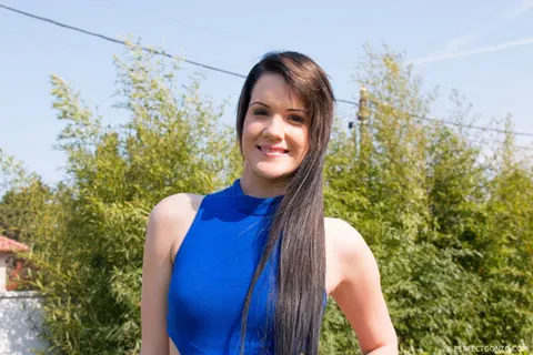 Brunette PAWG Bends Over Outdoors and Parts Her Cheeks for Anal – photo 6 of 16