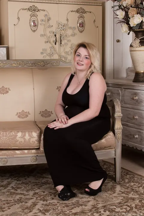 AJ Shine: Tattooed Blonde BBW Undresses and Spreads Her Hairy Pussy – photo 1 of 20
