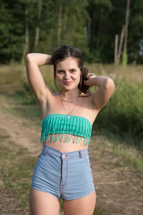 Brunette PAWG Pulls Shorts Aside and Spreads Outdoors – photo 1 of 21
