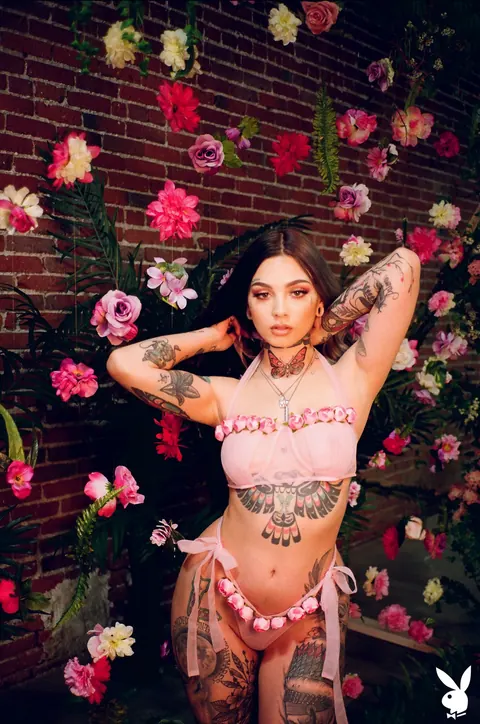 Taylor White: Thick Brunette Flaunts Her Tattooed Body Outdoors – photo 3 of 21
