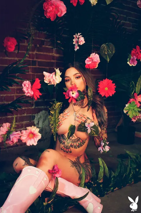 Taylor White: Thick Brunette Flaunts Her Tattooed Body Outdoors – photo 18 of 21