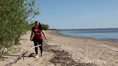 Thick European Brunette Pulls Down Her Yoga Pants and Spreads on the Beach – photo 1 of 15