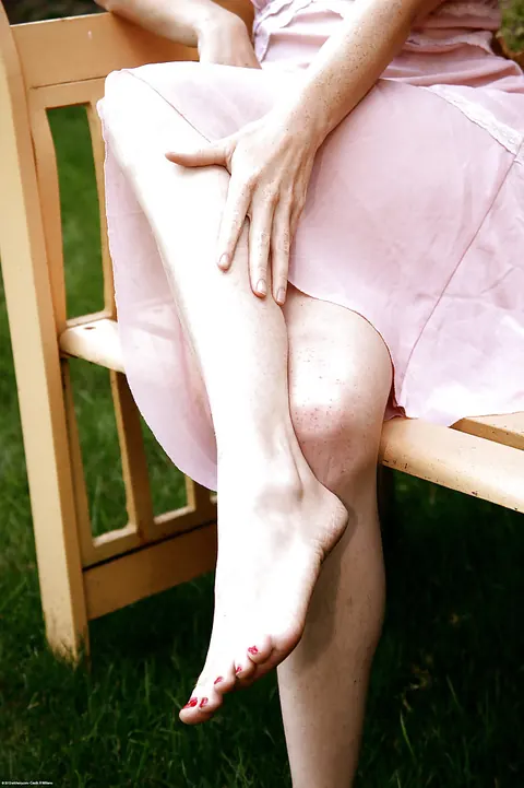 Thick MILF Spreads Her Hairy Pussy and Shows Her Feet Outdoors – photo 1 of 16