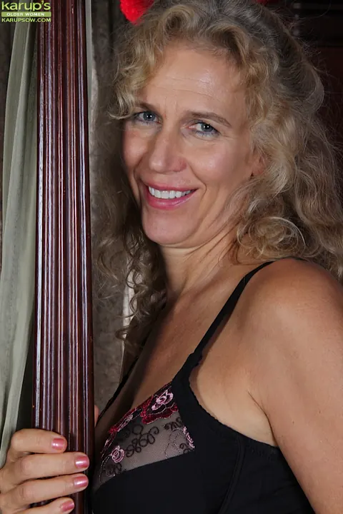 Cally Jo: Thick Curly Blonde MILF Strips Out of Her Skirt and Spreads – photo 3 of 16