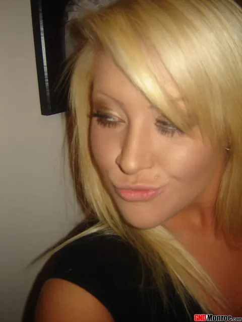 Blonde PAWG Pulls Panties Aside for Phone Selfies – photo 12 of 12