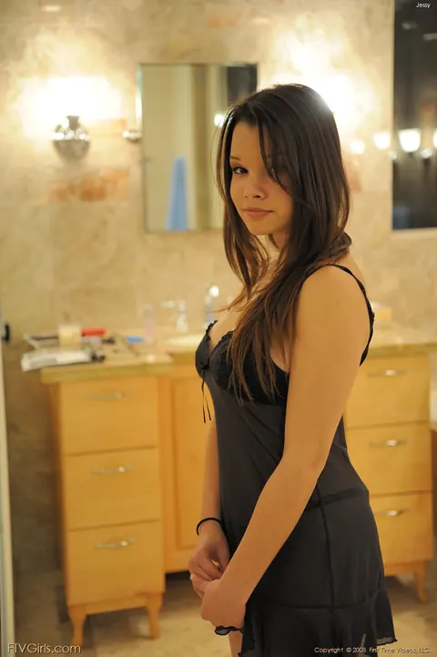 Tall Busty Woman Uses a Dildo and Spreads Her Pussy – photo 10 of 20