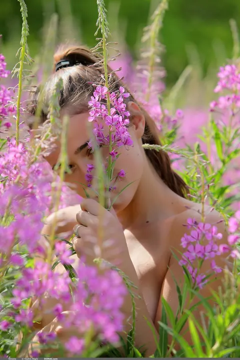 Penelope B Vinona: Brunette Strolls Naked Through the Forest – photo 16 of 18