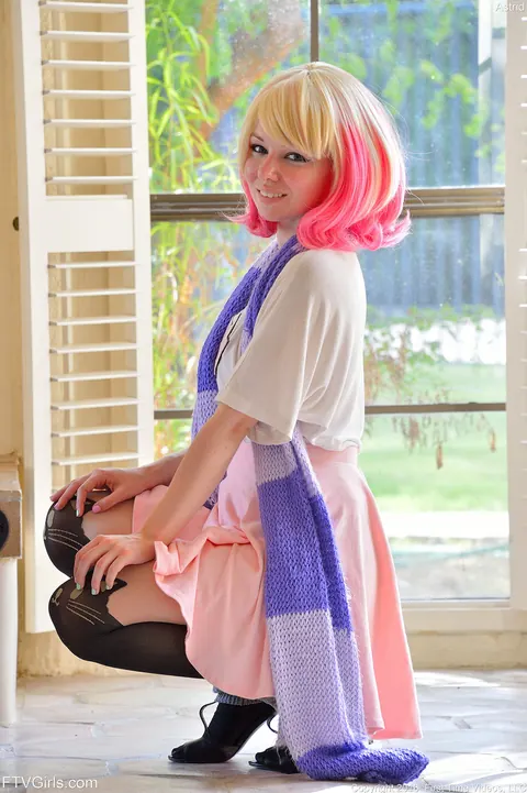 Busty Blonde Peels Off Her Pantyhose and Socks – photo 1 of 16