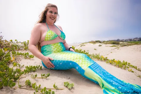 Lana Del Lust: Brunette BBW Flaunts Her Big Tits and Ass in a Bikini on the Beach – photo 9 of 15