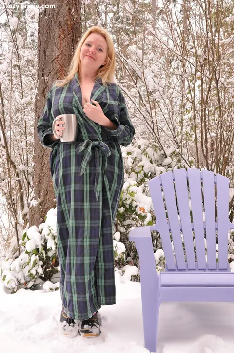 Tasty Trixie: Blonde MILF Strips Outdoors and Spreads Her Hairy Pussy – photo 1 of 15