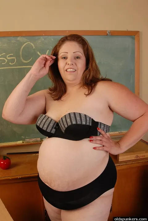 Mature BBW Shows Her Big Tits and Huge Ass in a Skirt – photo 7 of 16