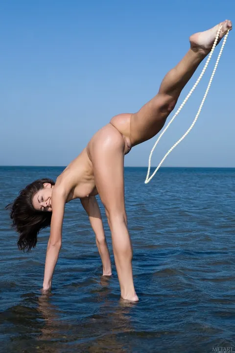 Astrud A: Brunette with Big Tits Strips and Spreads on the Beach – photo 10 of 21